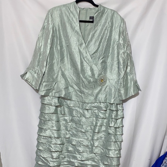 Jessica Howard Dresses & Skirts - JESSICA HOWARD WO SIZE 20 SOFT SAGE GREEN FAUX WRAP BROOCH ACCENT RUFFLED SKIRT